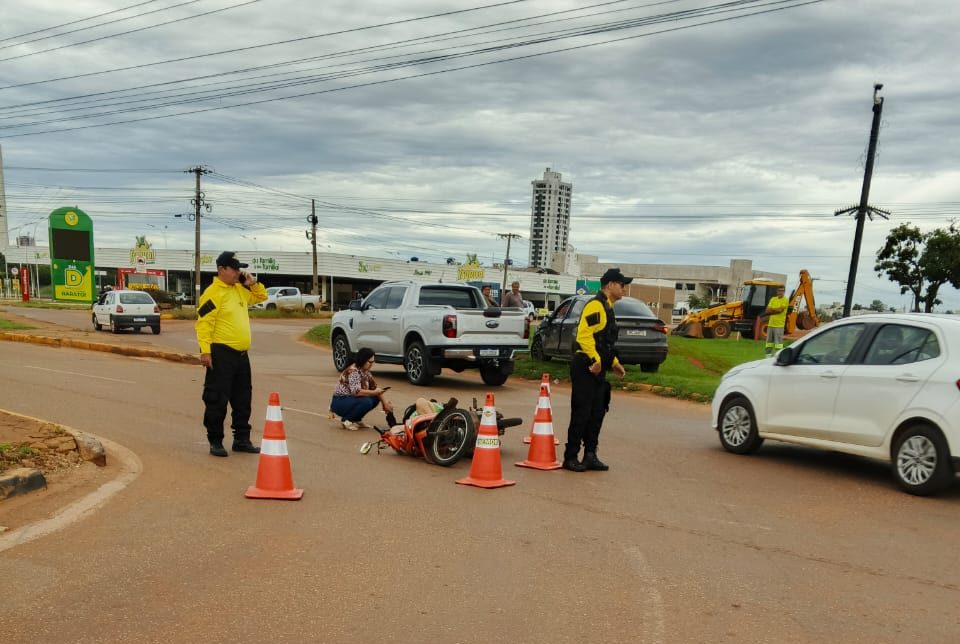 Motorista invade preferencial e derruba motociclista em rotatória na Avenida dos Estudantes