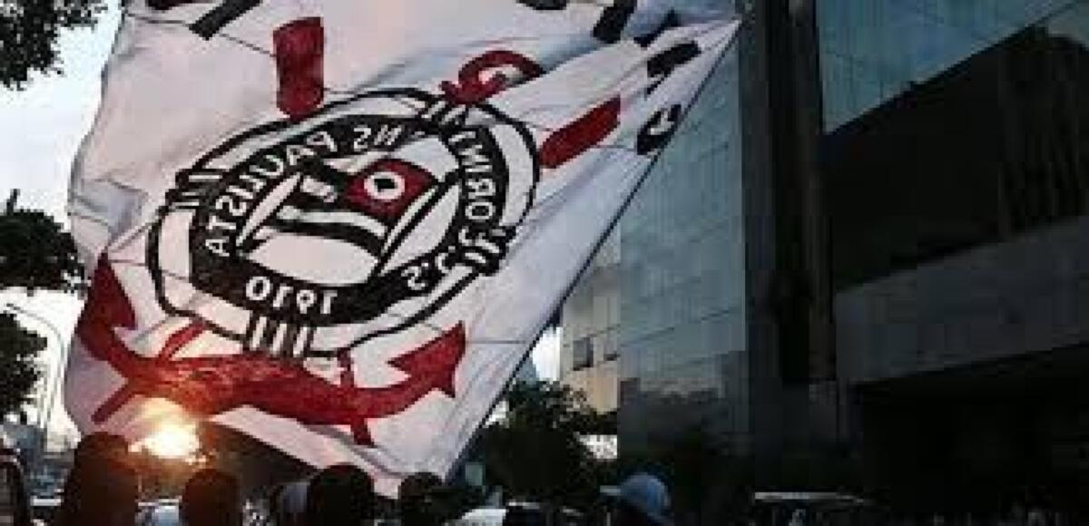 Gaviões da Fiel espalha faixas de protesto no CT do Corinthians e aumenta pressão sobre elenco