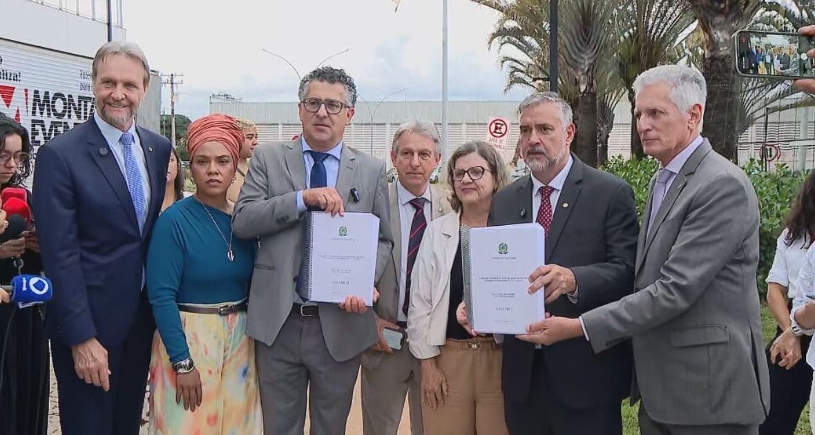 Base do governo na CPMI do INSS entrega relatório à PF