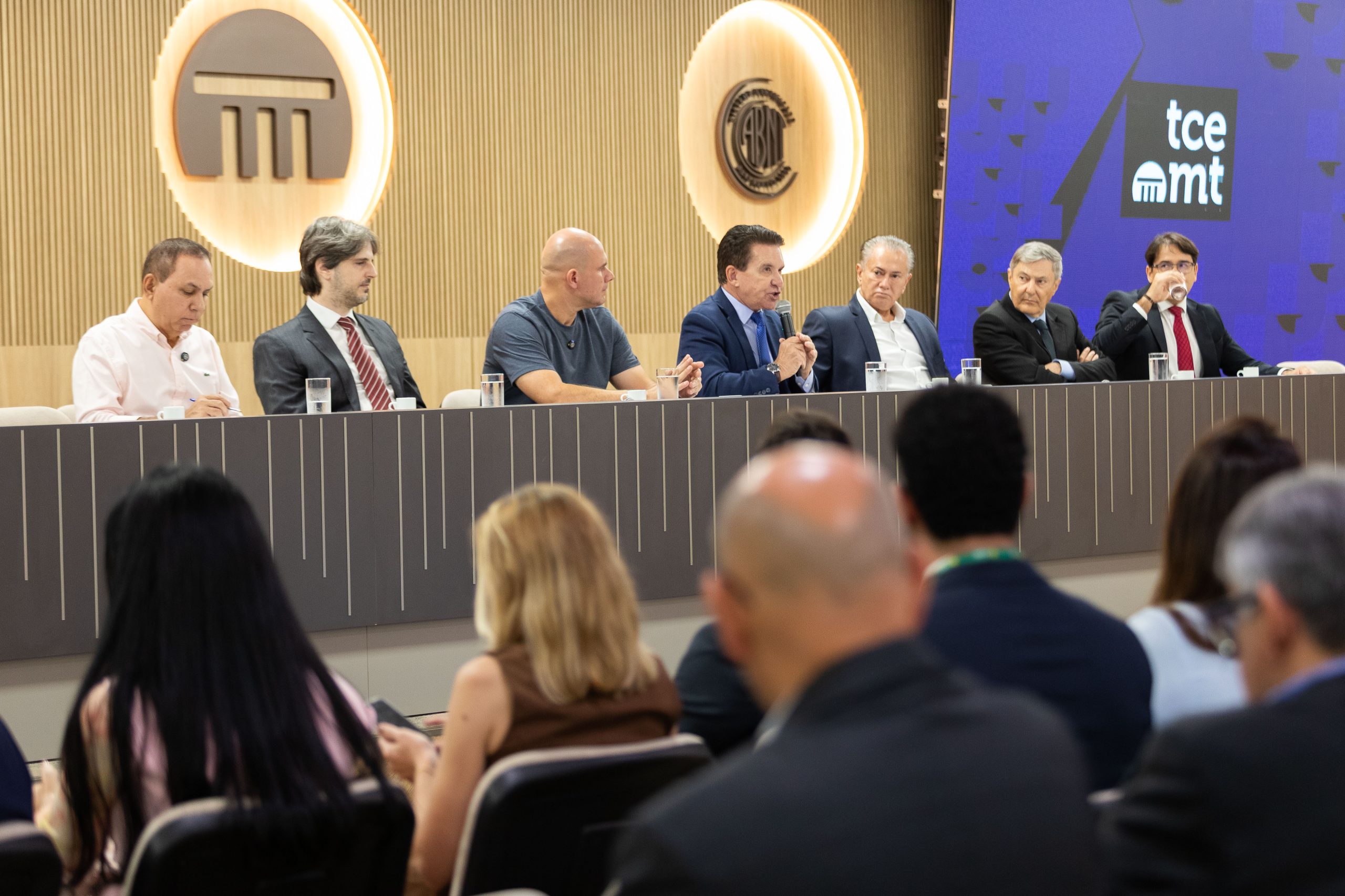 Prefeito de Cuiabá apresenta projeto referência em atendimento para idosos ao TCE e TJ