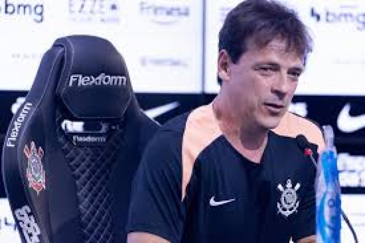 Diniz defende saída de bola de Hugo e cita Fábio: 'Não jogava absolutamente nada com os pés'