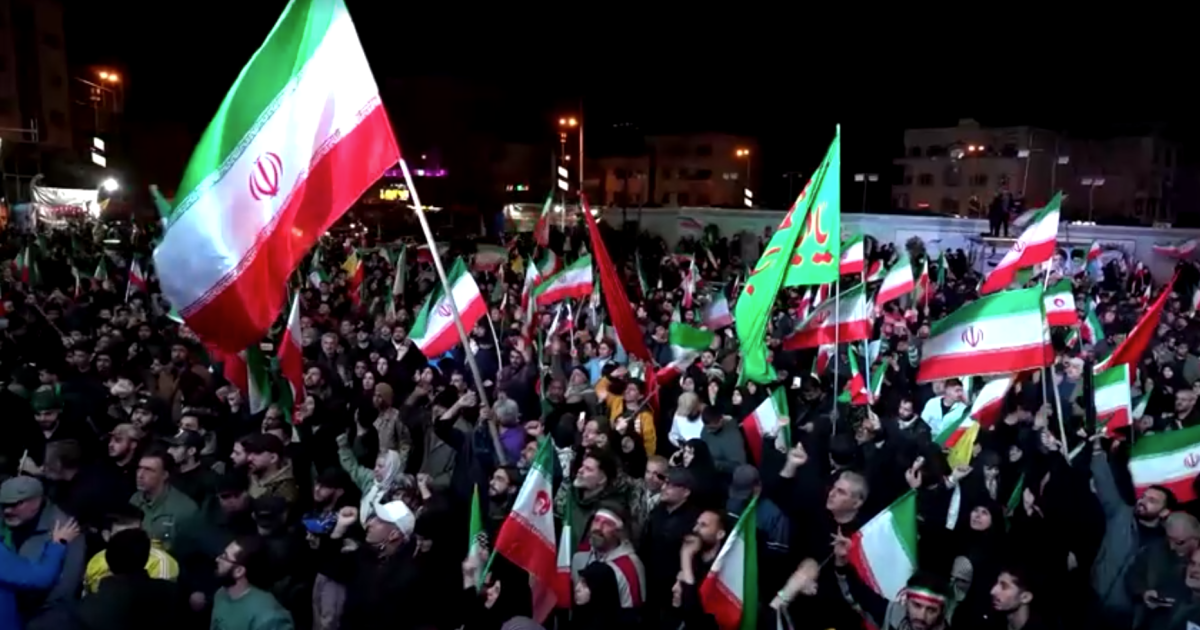 Iranianos vão às ruas e prometem seguir Khamenei após cessar-fogo