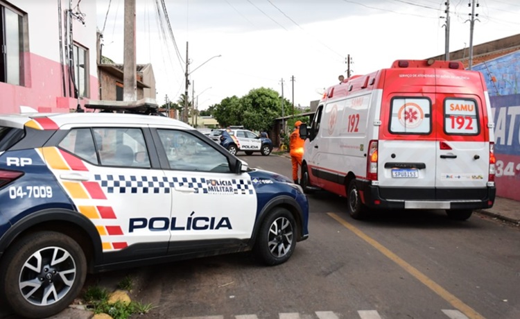Jovem em possível surto tenta estuprar mulheres dentro de mercado