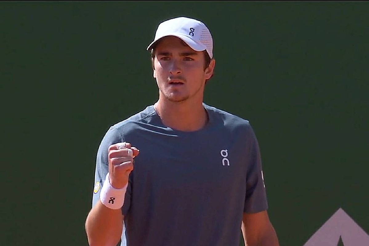 Em duelo equilibrado de três sets, João Fonseca supera francês top 30 e avança em Monte Carlo