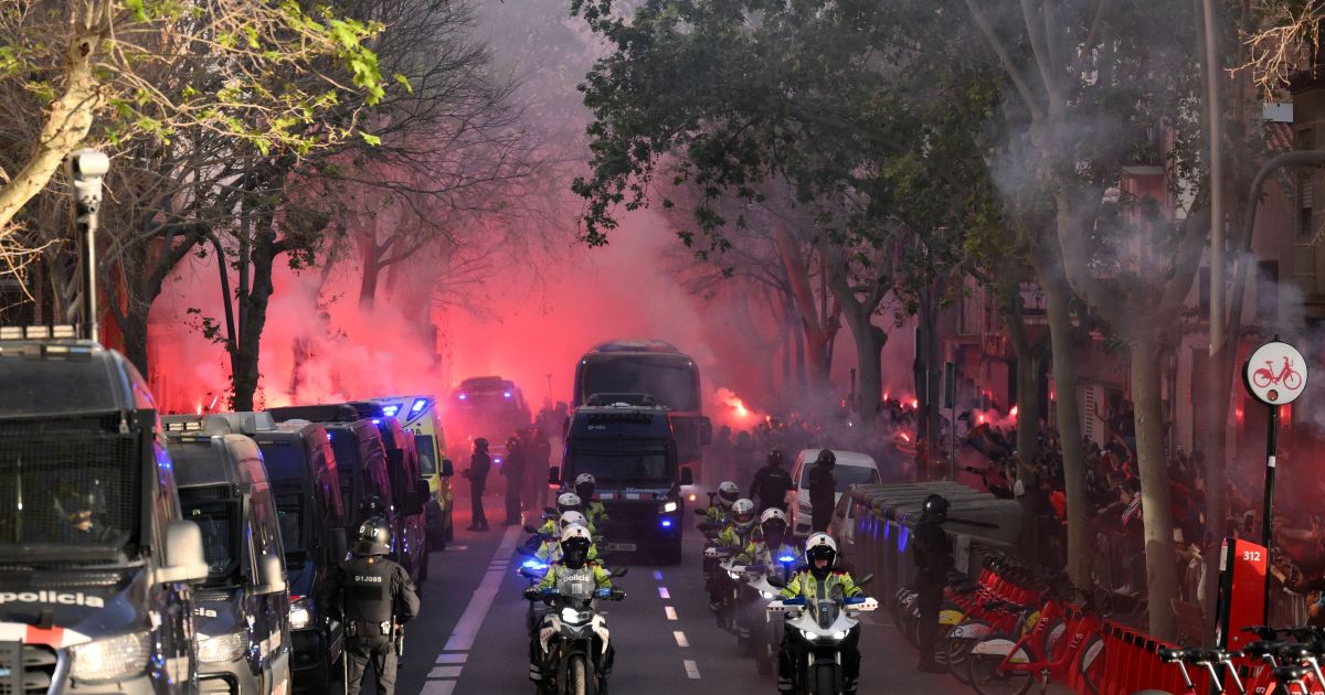 Champions: Torcedores do Barcelona quebram vidros de ônibus do Atleti