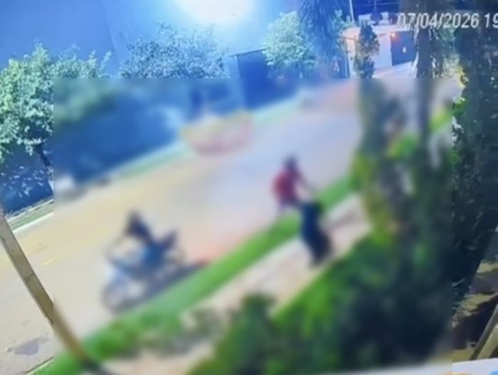 Câmera flagra bandido derrubando mulher e roubando celular em área nobre de Rondonópolis