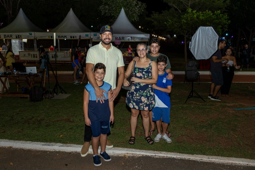Após a rotina do dia, família aproveita show nacional no aniversário de Cuiabá