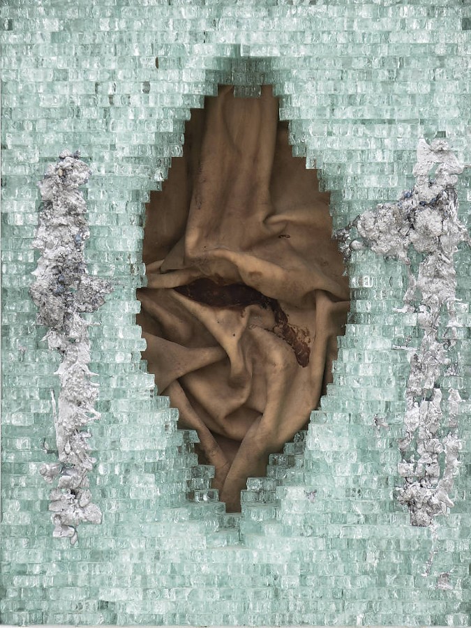 Helô Sanvoy explora violência e fetiche com obras de couro e vidro