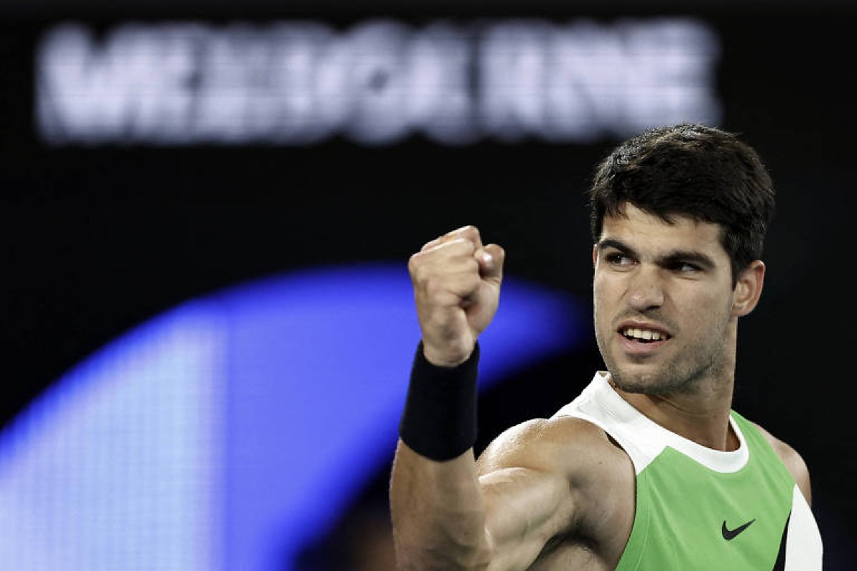 Alcaraz e Sinner têm trabalho, mas avançam em Monte Carlo após vitórias em três sets