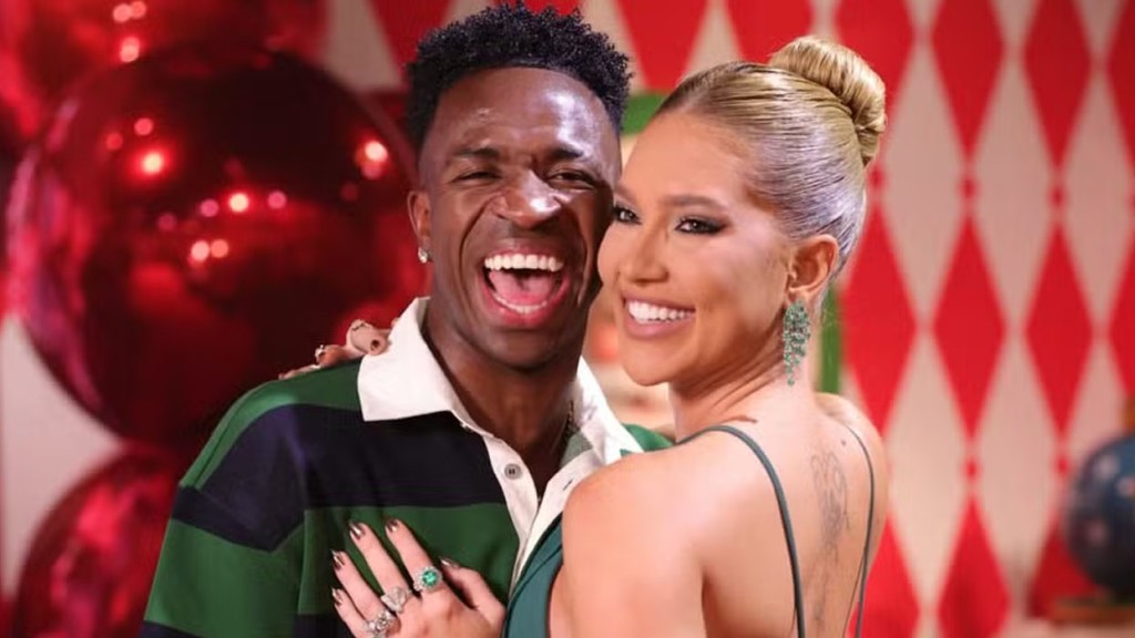 Virginia Fonseca exibe presentes de luxo e momento romântico com Vini Jr: ‘Presentão’