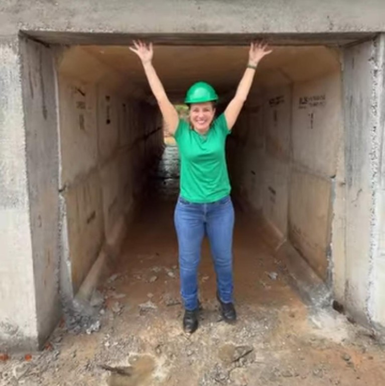 Prefeita Flávia Moretti acompanha obra de drenagem para evitar alagamentos no bairro da Manga