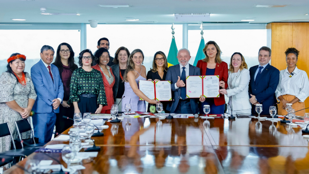 Presidente Lula sanciona três leis que ampliam proteção a mulheres indígenas e reforçam combate à violência doméstica e familiar