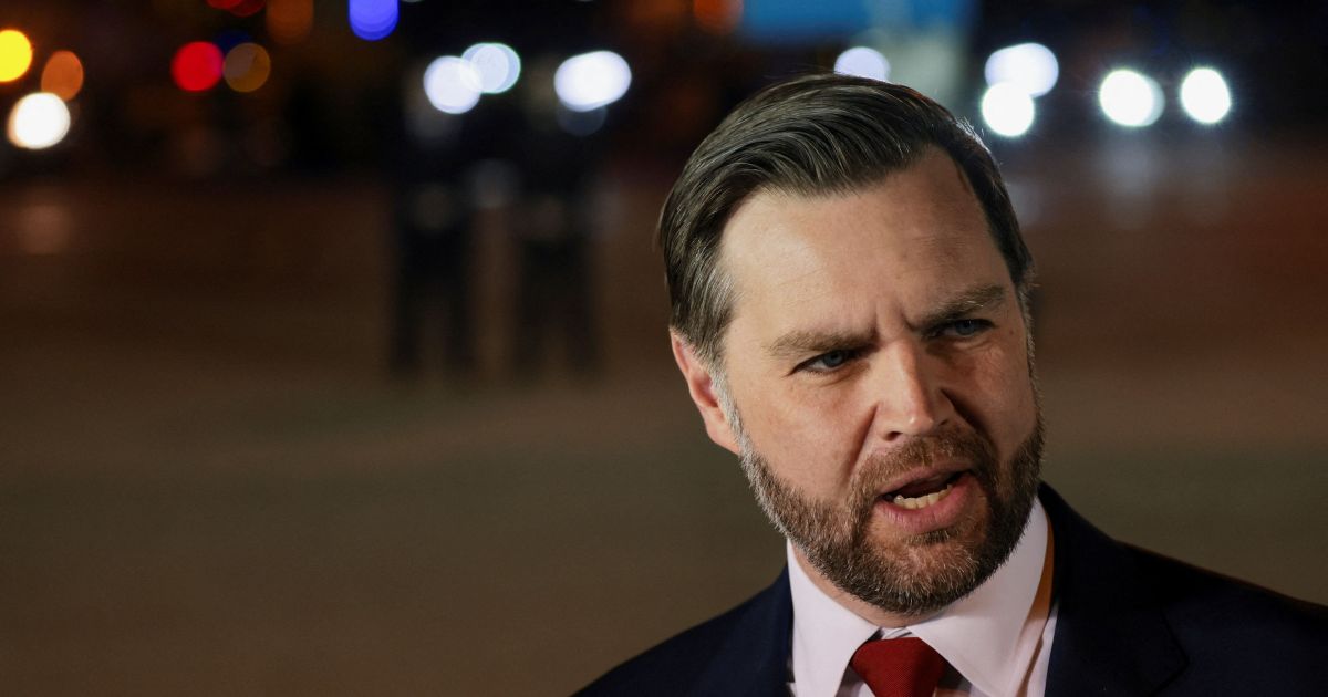 Vance embarca para negociações com o Irã e faz alerta sobre manipulação