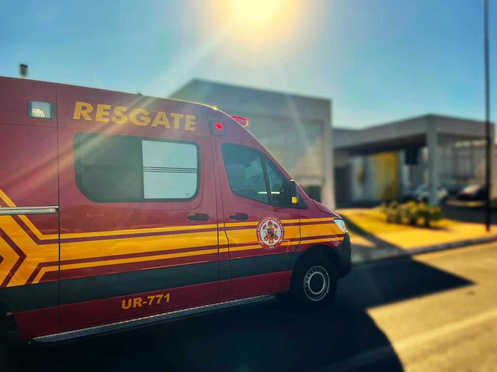 Bombeiros socorrem criança que ficou com a cabeça presa entre pilares de concreto em escola