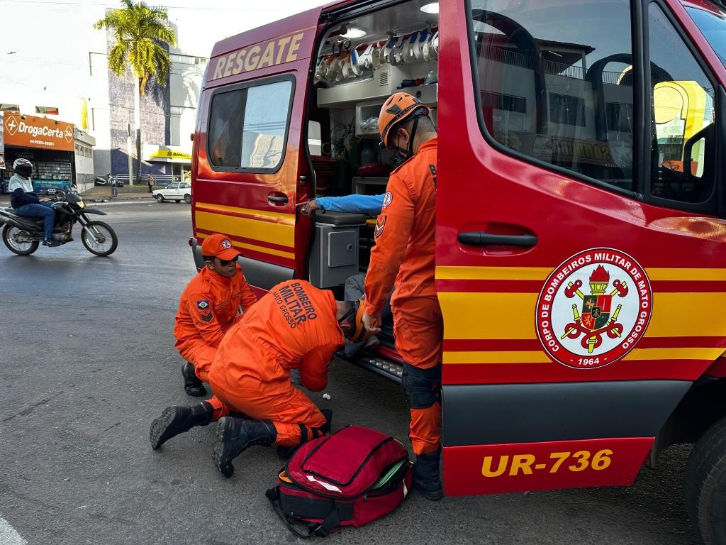 Corpo de Bombeiros socorre condutora após queda de motocicleta em Alto Araguaia