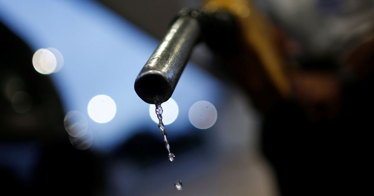 Gasolina nos EUA teve alta recorde de 21,2% em março em meio à guerra