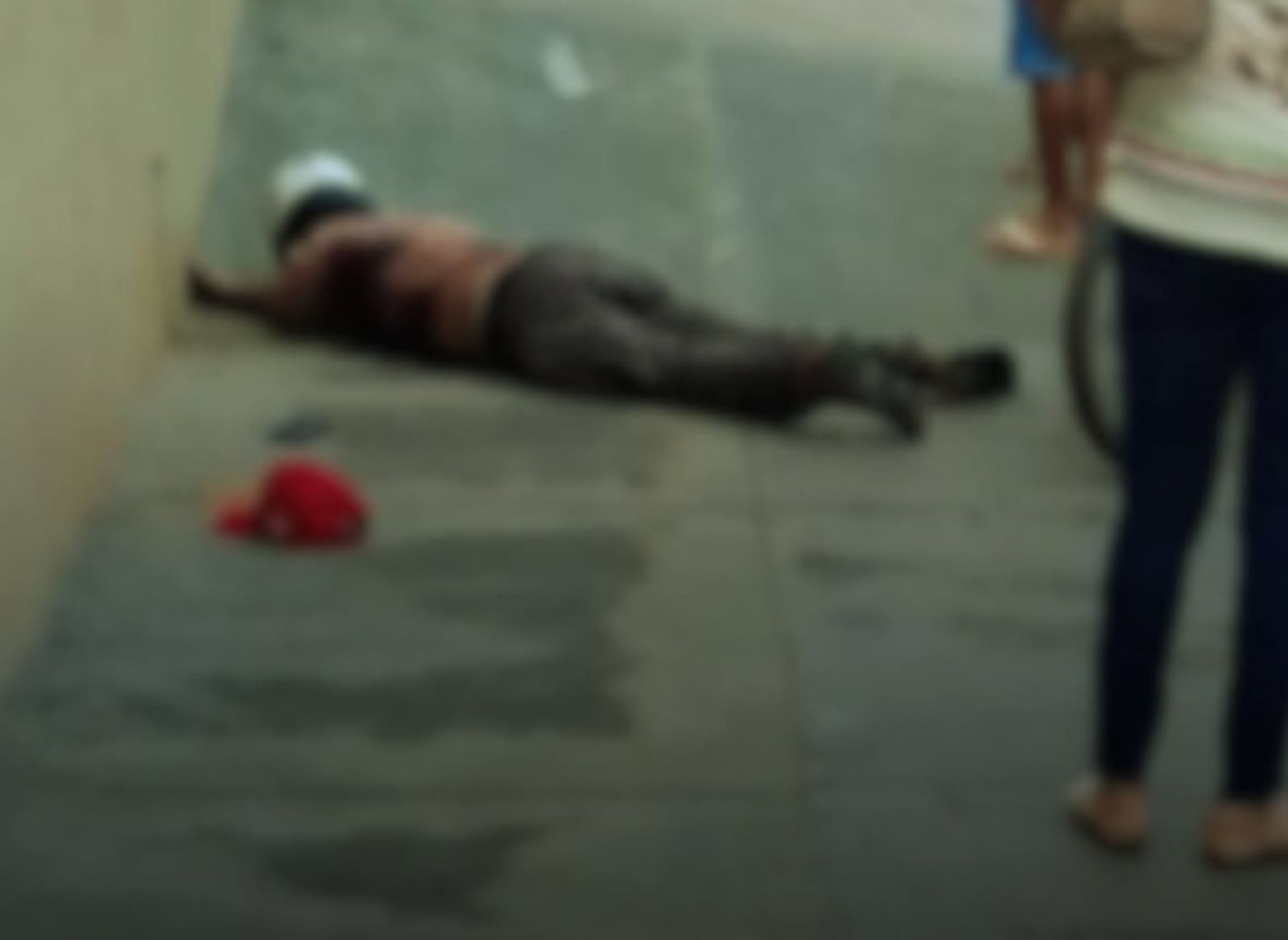 Homem é morto a tiros enquanto pilotava motocicleta; veja vídeo