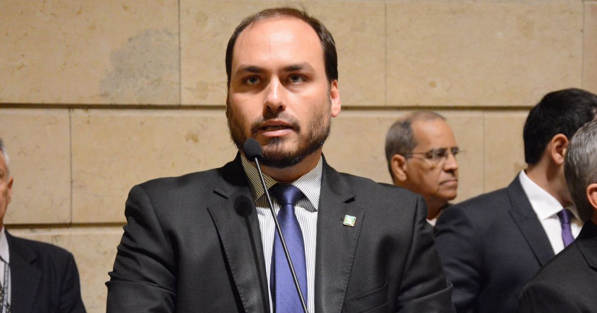 Carlos Bolsonaro cobra Valdemar e critica “inércia” no PL