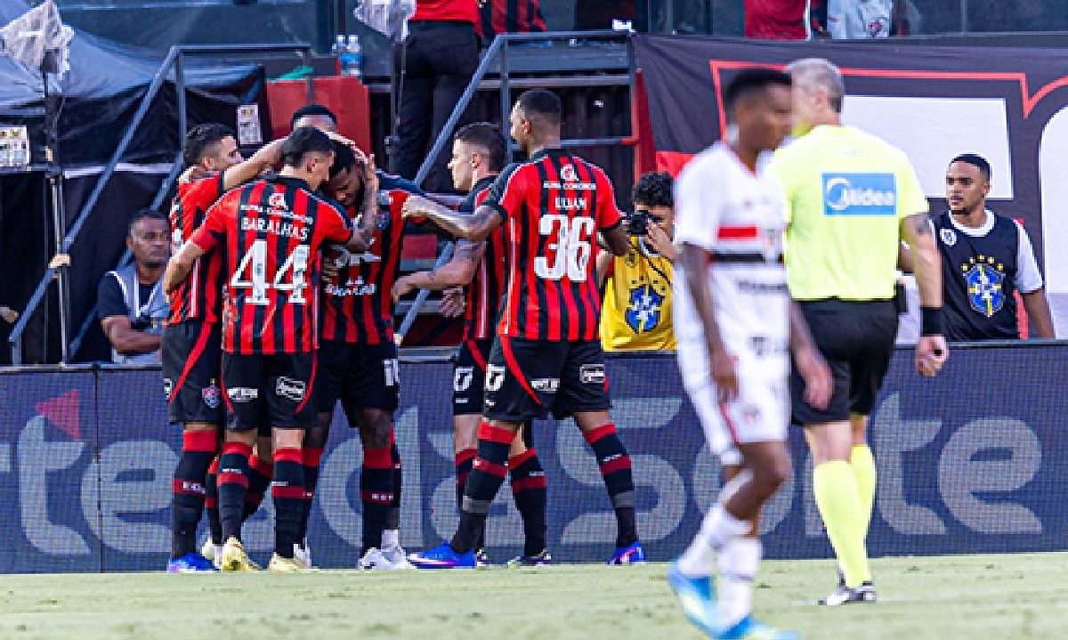 Com um a mais, Vitória ganha de um apático São Paulo em Salvador