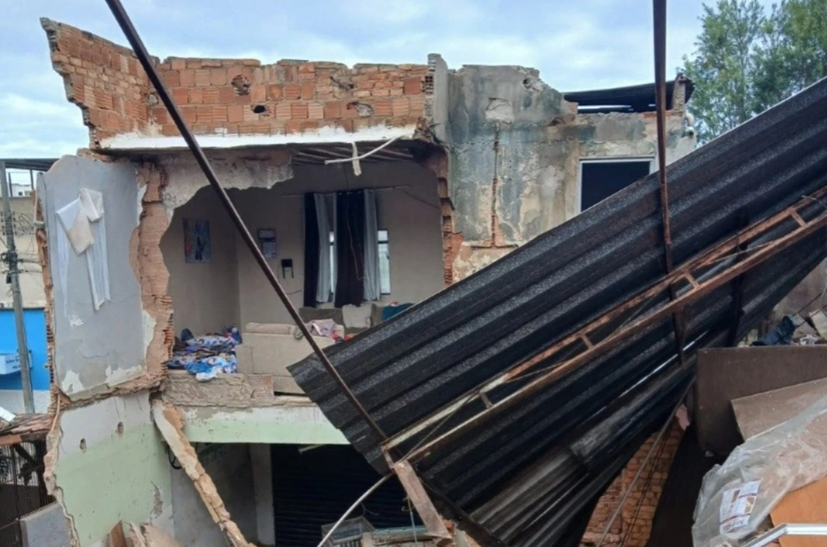 Casa com 15 moradores desaba em Juiz de Fora. Veja vídeo