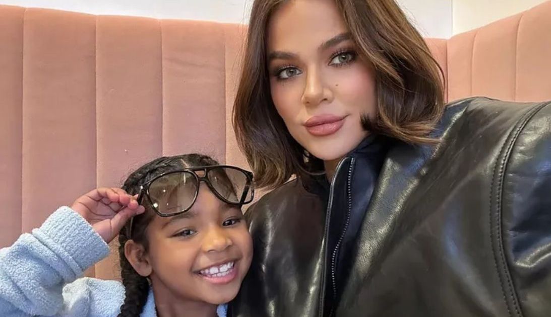 Khloé Kardashian explica por que não deixa filha assistir “The Kardashians”