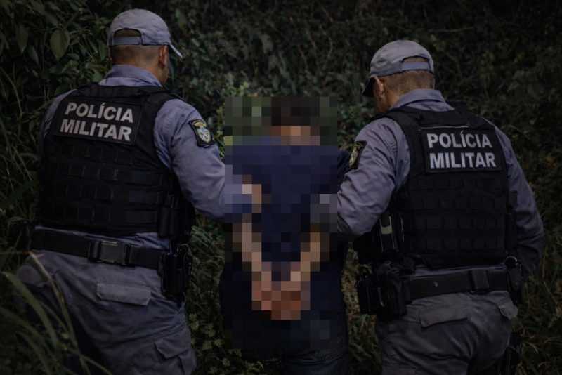 PM prende homem em região de mata após ele invadir casa para estuprar crianças de 9 e 1 ano