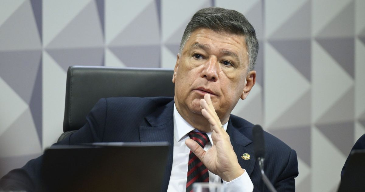 Carlos Viana sinaliza que vai votar contra a indicação de Messias ao STF