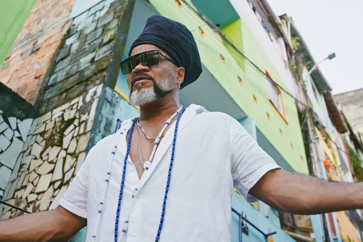 Carlinhos Brown expõe intimidade e legado cultural em série sobre sua vida