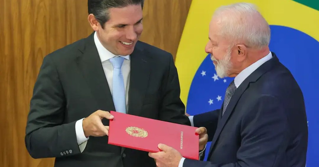 Após avisar Motta, Lula envia projeto de fim da escala 6×1 para o Congresso