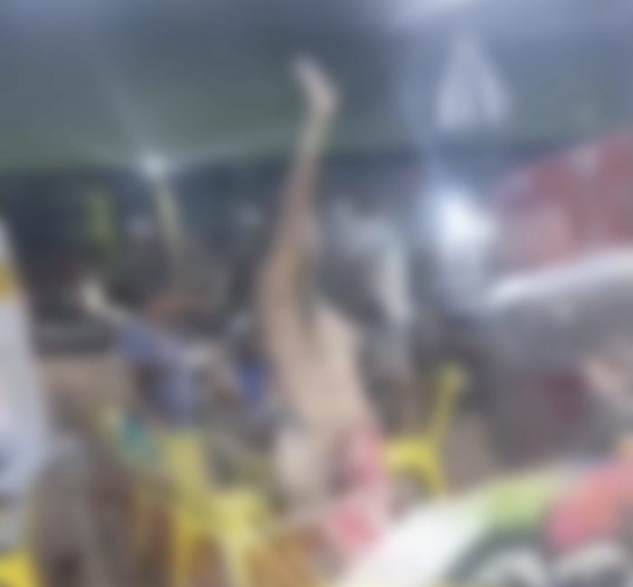 Vídeos viralizam e mostram mulher pelada em posto, supostamente na Vila Operária, em Rondonópolis