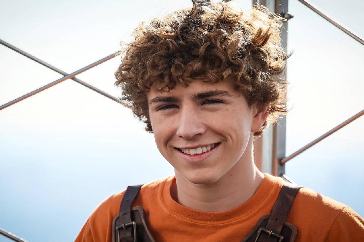 Ator de 'Percy Jackson' desiste de formatura após fãs ameaçarem colegas de morte