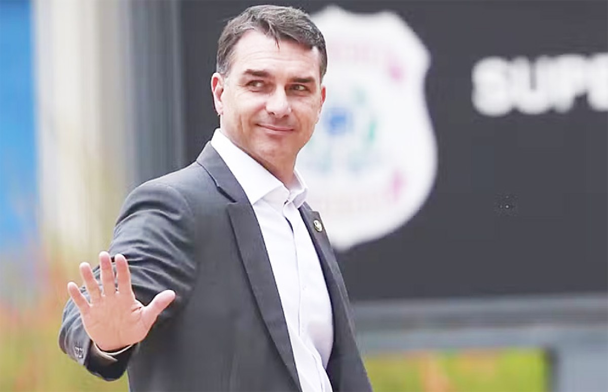 Moraes atende PF e abre inquérito para investigar Flávio