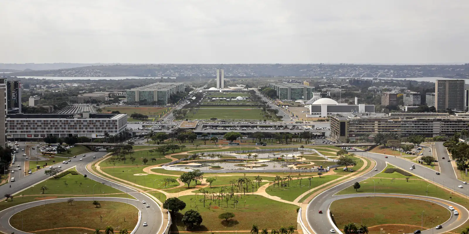 Emendas parlamentares e juros da dívida apertam investimentos públicos