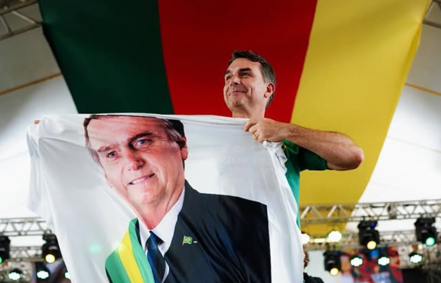 Flávio Bolsonaro reage à decisão de Moraes e critica abertura de investigação
