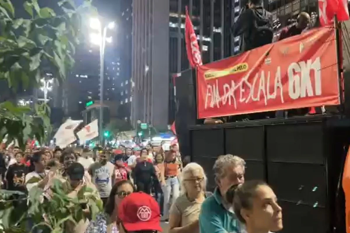 Manifestantes ocupam a Paulista em protesto pelo fim da escala 6x1. Veja vídeo