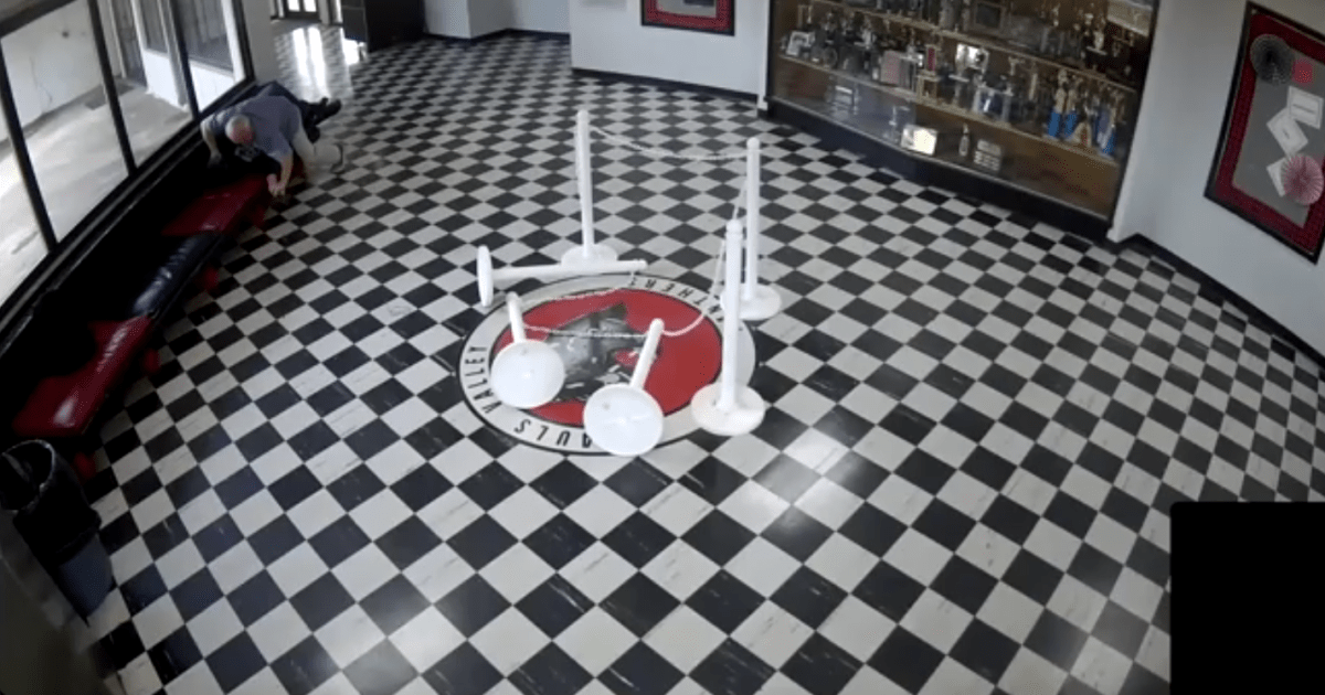 Diretor derruba atirador e evita ataque em escola nos EUA; veja o vídeo