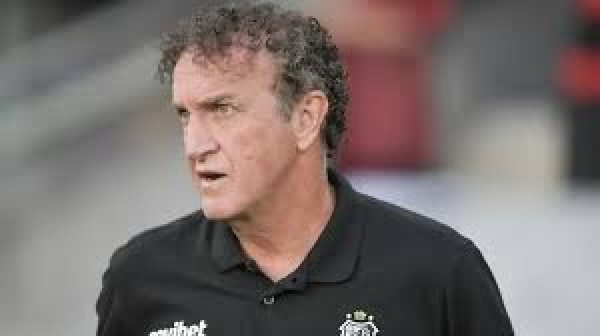 Torcida do Santos vai ao CT para cobrar Cuca, Neymar e elenco após vexame na Sul-Americana