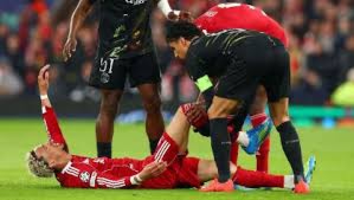 Ekitiké sofre ruptura do tendão de Aquiles em jogo do Liverpool e está fora da Copa do Mundo