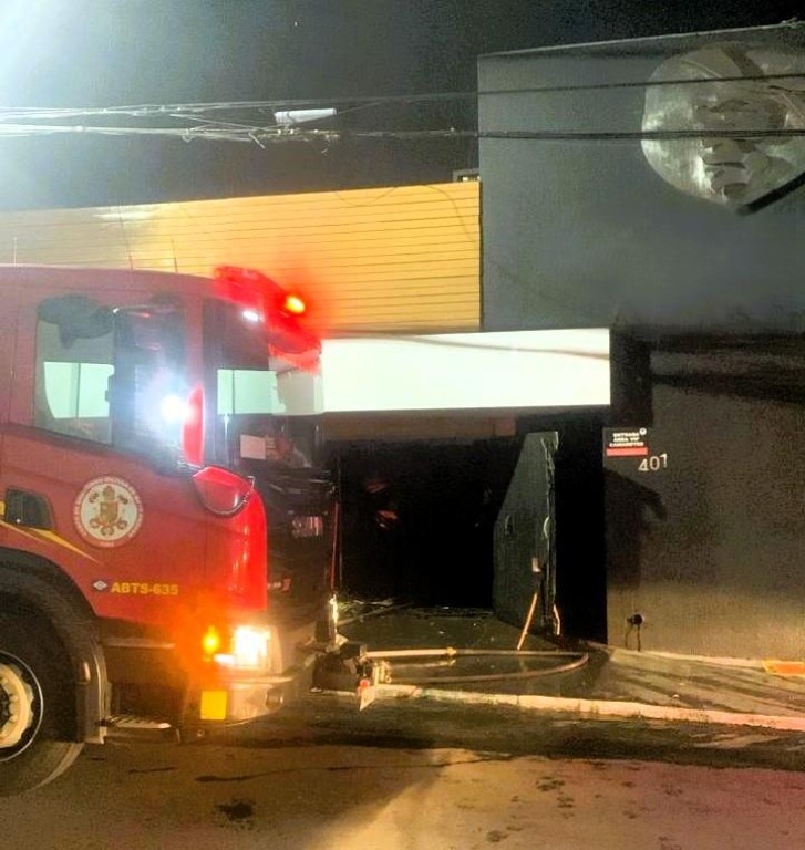 Bombeiros usam mais de 40 mil litros de água para combater incêndio em casa noturna de Cuiabá