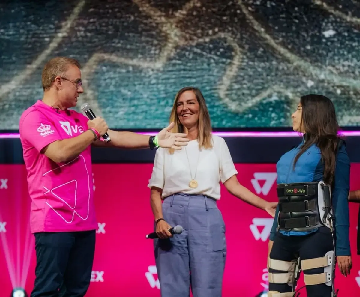 Laís Souza fica em pé em homenagem a cientista e se emociona: 'Que eu possa fazer parte disso'