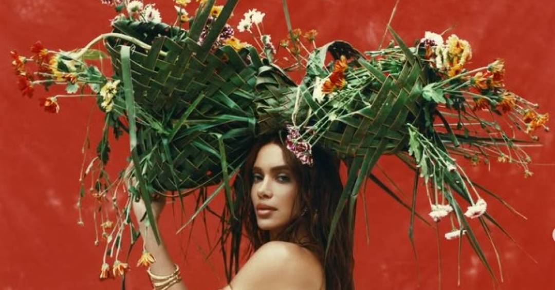 Anitta fala sobre Shakira, política e candomblé ao lançar novo álbum