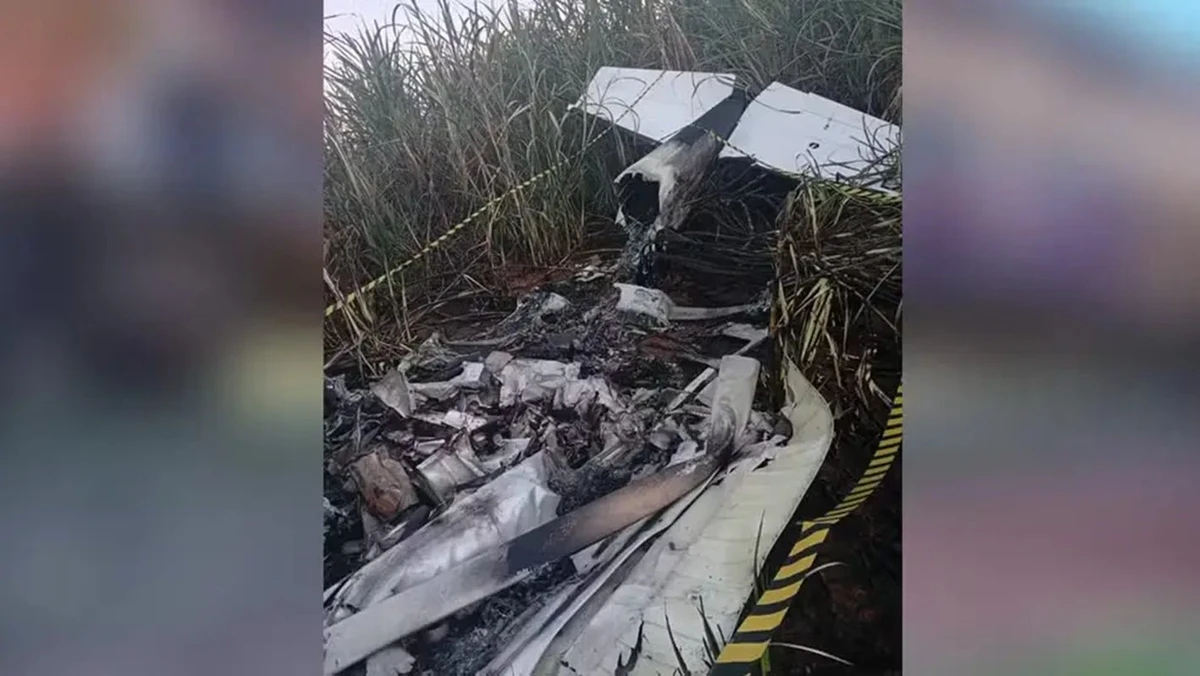 Piloto morre carbonizado após queda de avião no interior de SP