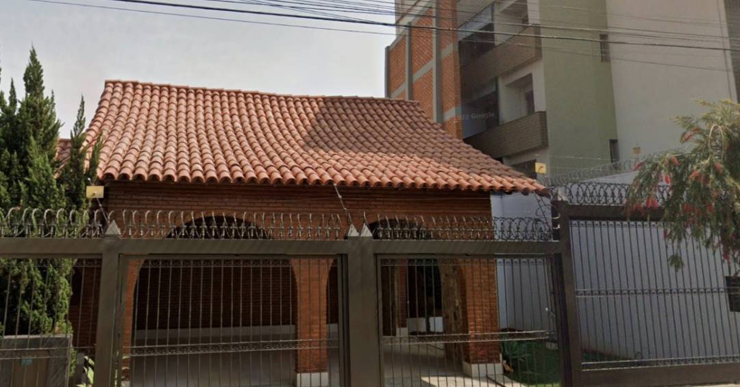 Muro construído em casa de MG para tapar visão do prédio vizinho viraliza na internet