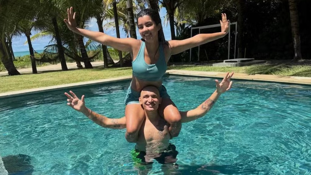 João Gomes e Ary Mirelle curtem dia em piscina de nova mansão: ‘Nosso cantinho’