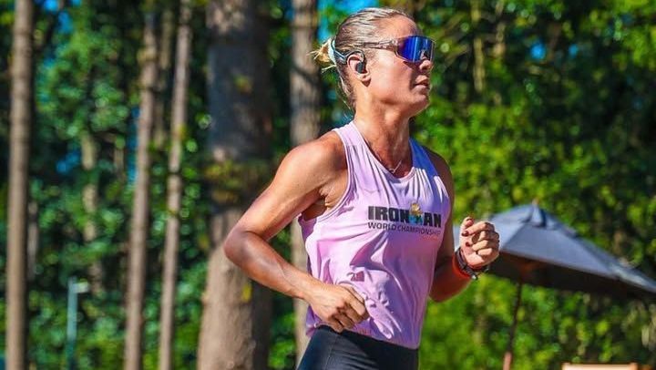 Quem era a triatleta brasileira que morreu durante prova do Ironman Texas