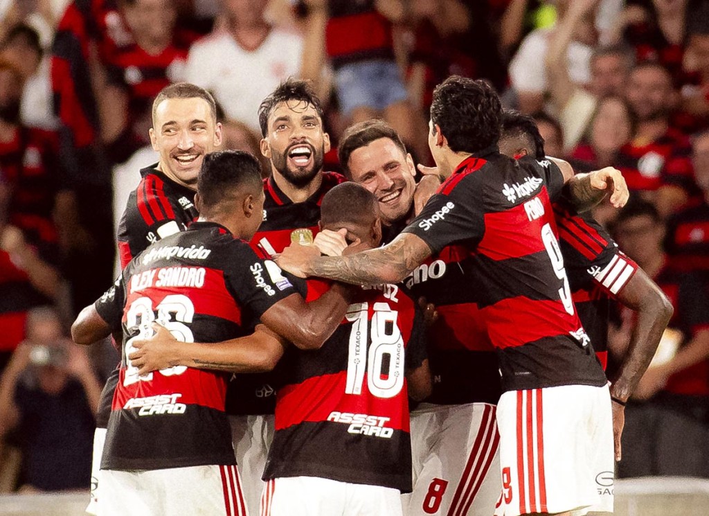 Flamengo vence o Bahia e segue firme na vice-liderança do Brasileirão