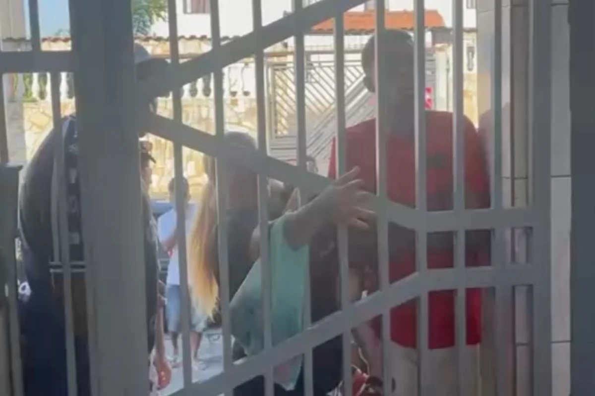 Vídeo mostra vizinhos ameaçando mulher trans em conjunto habitacional