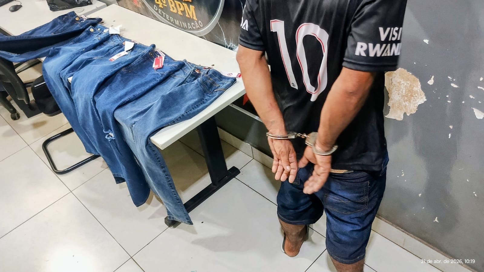 Suspeito é detido com roupas furtadas e produtos recuperados no centro de Várzea Grande