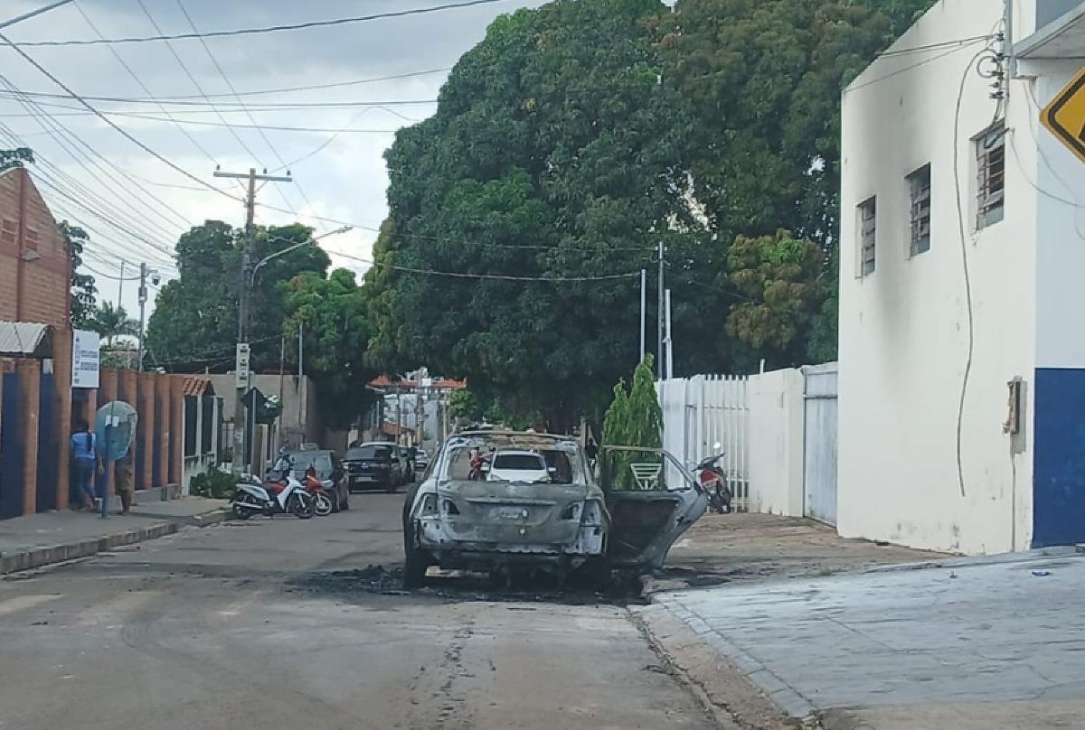 Carro pega fogo e fica destruído em Várzea Grande; veja vídeo