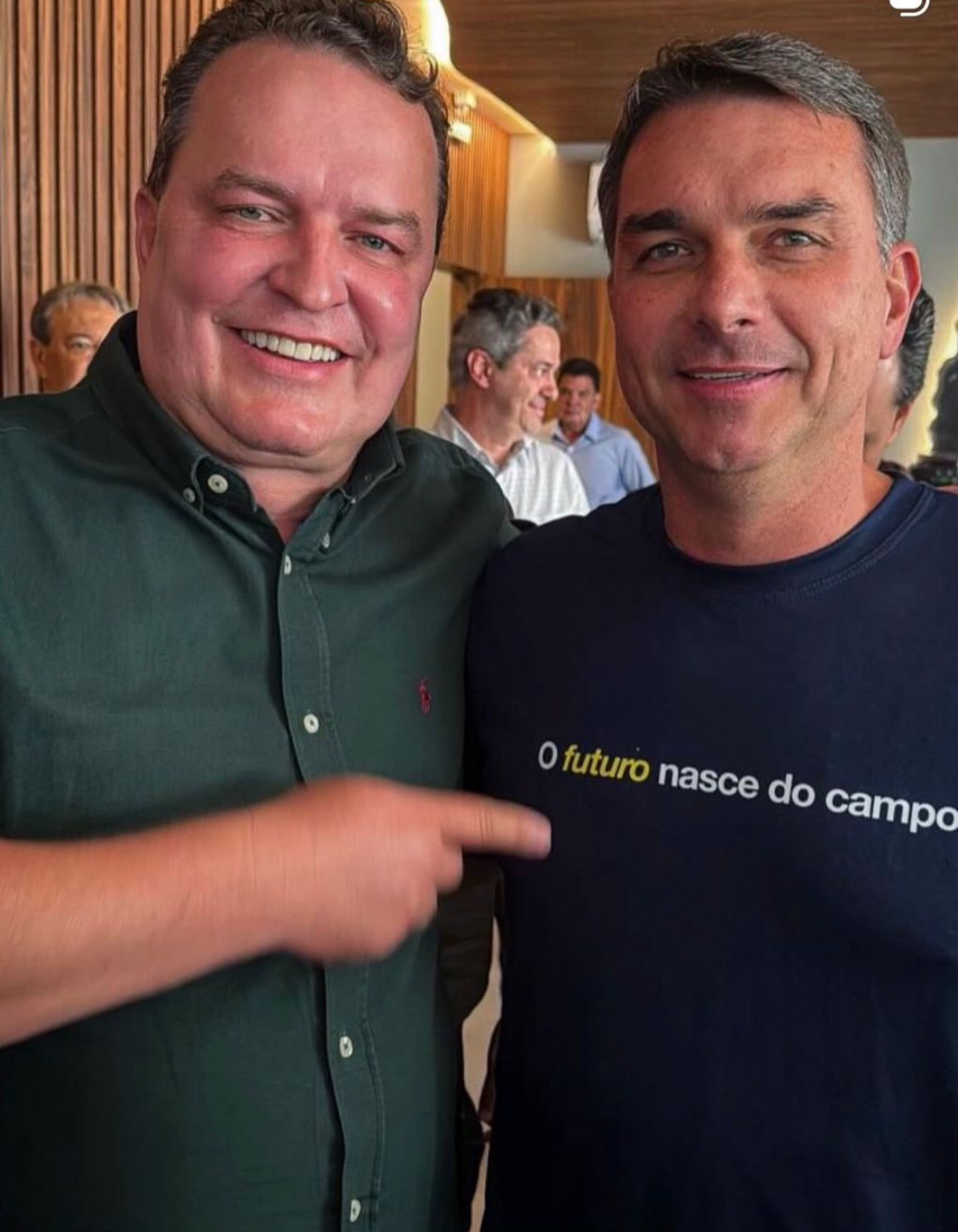 Max Russi recebe Flávio Bolsonaro em Sinop e gesto acende sinal de apoio e articulação da direita para 2026, VEJA O VÍDEO